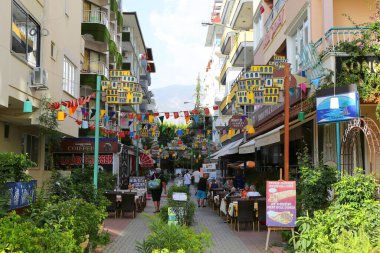 ALanya, ANTALYA, TURKEY-OCTOBER 03: Dükkanları, evleri, restoranları, turistleri ve oteli olan renkli Muhabbet Sokak Caddesi. 03 Ekim 2022, Alanya, Türkiye