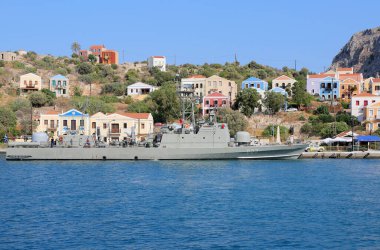 KASTELLORIZO, GREECE-AĞUSTOS 10: Tanımlanamayan Mürettebatlı Yunan Savaş Gemisi ve Renkli Yunan Binaları. 10 Ağustos 2018, Kastellorizo, Yunanistan