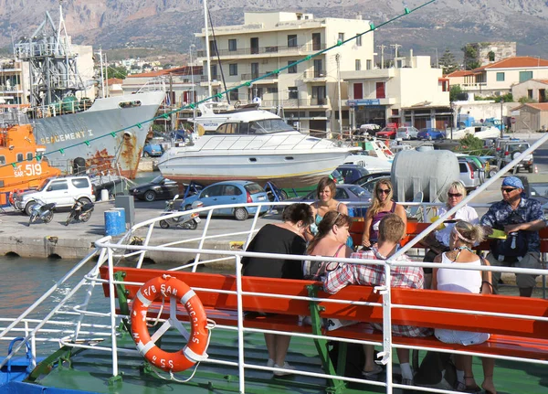 Chios Grécia Julho Turistas Não Identificados Esperando Partida Porto Chios — Fotografia de Stock