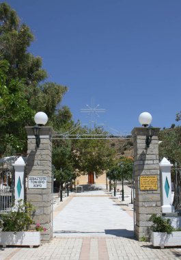 CHIOS, GREECE-13 Temmuz: Çapraz ve Uyarı İşaretli Yunan Ortodoks Kilisesi Kapısı. 13 Temmuz 2010, Chios, Yunanistan