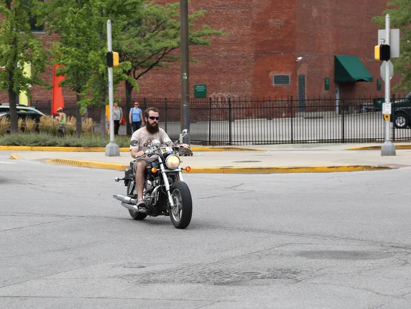 Indianapolis Syyskuu Tunnistamaton Pitkäpartainen Pyöräilijä Nauttimassa Moottoripyöräilystä Mass Avenuella Syyskuu kuvapankkikuva