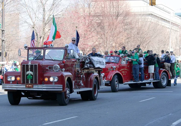 Indianapolis Usa March Unidentified People Celebrating Patrick Day Old Firetrucks — Stock Photo, Image