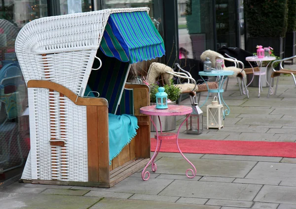 德国汉诺威市的白色德国传统海滩椅子Strandkorb 上面有毛毯和色彩斑斓的餐桌 — 图库照片