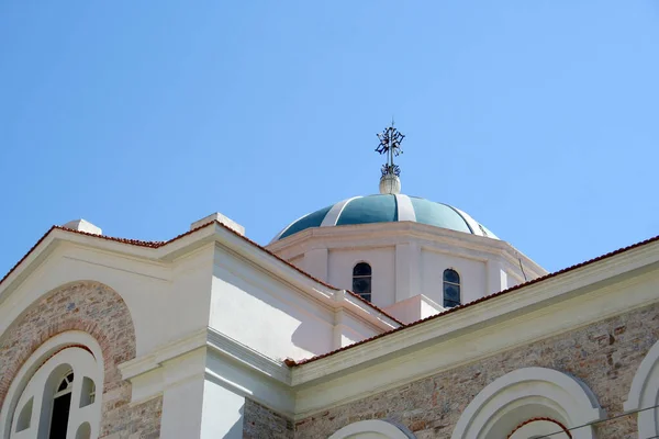 Купол Грецької Православної Церкви Хрестом Самосі Греція — стокове фото