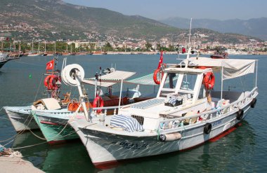 Alanya Limanı 'nda bayraklı renkli Türk ahşap balıkçı tekneleri. 18 Eylül 2010, Alanya, Türkiye