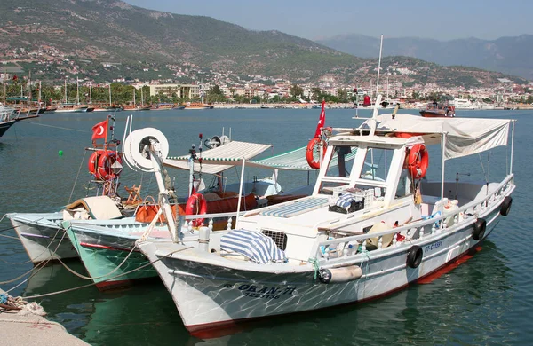 アラニャ港に係留された旗を持つカラフルなトルコの木製漁船 2010年9月トルコ アランヤ — ストック写真