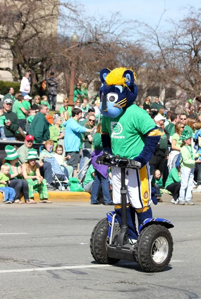 Indianapolis Indiana Marzo Indiana Pacers Mascot Boomer Segway Alla Parata — Foto Stock