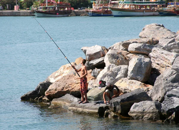 Alania Antalia Turchia Settembre Ragazzi Non Identificati Che Pescano Porto — Foto Stock