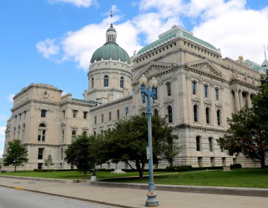 Indianapolis 'te Lamba Postası ve Ağaçlı Tarihi Indiana Eyalet Kongre Binası