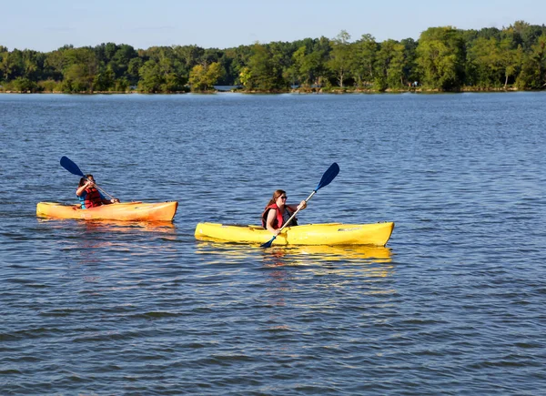 Indianapolis Syyskuu Tunnistamattomat Tytöt Nauttivat Melonnasta Eagle Creek Park Lakessa tekijänoikeusvapaita kuvapankkikuvia