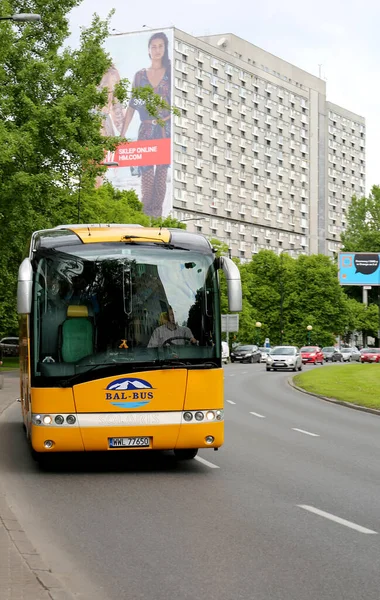 Warsaw Pologne Mai Bus Jaune Avec Passagers Bâtiment Avec Publicité — Photo
