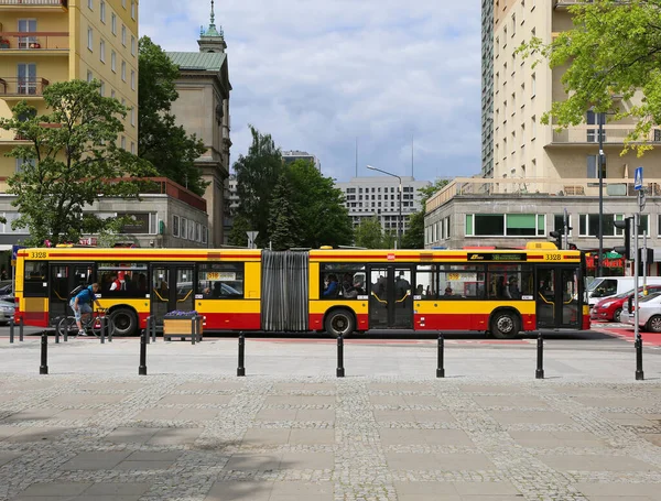 Warsaw Polonia Mayo Autobús Público Con Pasajeros Edificios Coloridos Mayo — Foto de Stock