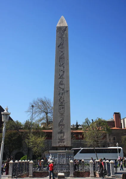 Istanbul Turkey Április Ismeretlen Turisták Látogatása Egyiptomi Obeliszk Sultanahmet Téren — Stock Fotó