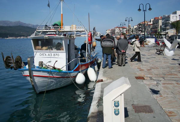 Samos Grécia Abril Pessoas Não Identificadas Que Compram Peixe Fresco — Fotografia de Stock