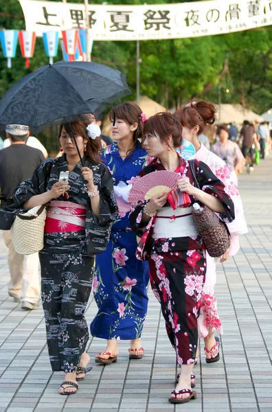 Токио Япония Июль Неизвестные Девушки Кимоно Ждут Парке Уэно Жарким — стоковое фото
