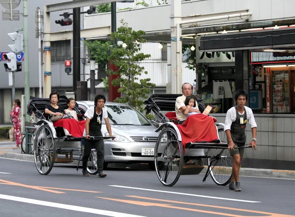 Τοκυο Ιαπωνια Ιουλιου 2008 Οικογένεια Τεσσάρων Που Απολαμβάνει Rickshaw Ride — Φωτογραφία Αρχείου
