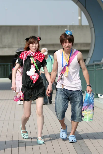 日本7月20日 かわいい日本人夫婦が東京ディズニーランドで一日を楽しむ 2008年7月2日東京 — ストック写真