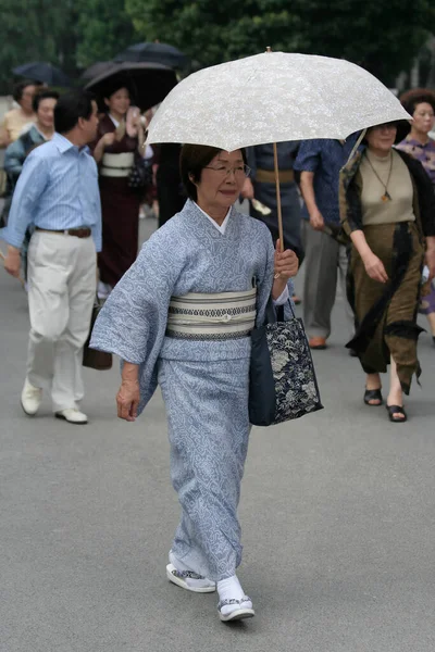 Tokyo Japão Julho Mulher Japonesa Velha Não Identificada Kimono Andando — Fotografia de Stock