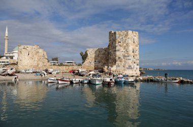 YUMURTALİK, ADANA, TURKEY-ARALIK 04: Eski Cami, Eski Kale ve Yumurtalik Limanı 'ndaki balıkçı tekneleri. 2004 Aralık 2016, Yumurtalik, Adana, Türkiye