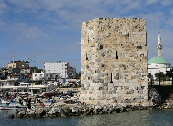 YUMURTALİK, ADANA, TURKEY-ARALIK 04: Eski Cami, Eski Kale ve Yumurtalik Limanı 'ndaki balıkçı tekneleri. 2004 Aralık 2016, Yumurtalik, Adana, Türkiye