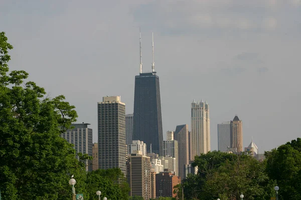 芝加哥 伊利诺伊州 6月10日 芝加哥天际线与约翰汉考克中心在林肯公园动物园靠近湖滨道 2005年6月10日 美国伊利诺伊州芝加哥 — 图库照片