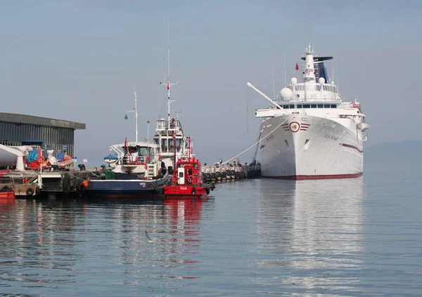 Kusadasi Turkey April Cruise Ship Ocean Monarch Kotvící Kusadasi Port — Stock fotografie