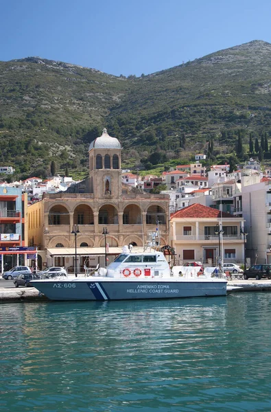 Samos Greece エイプリル03 ギリシャ沿岸警備隊のボートがサモス港の旧教会の前に停泊 2006年4月3日ギリシャのサモスで — ストック写真