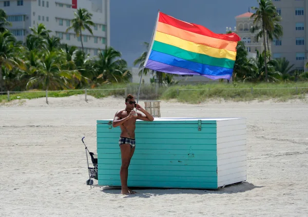 Miami Usa August Unidentified Guy Standing Pride Flag South Beach — 图库照片