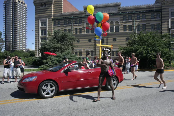 Indianapolis Usa June Unidentified Guys Throwing Frisbees Indy Pride Parade — Stock Photo, Image