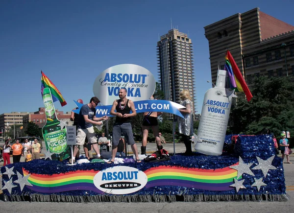 Indianapolis Usa Junho Undentified Guys Throwing Beads Float Indy Pride — Fotografia de Stock