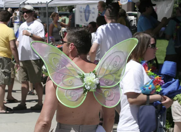 Indianapolis Usa Juni Unbekannter Mann Läuft Mit Schmetterlingsflügeln Bei Der — Stockfoto