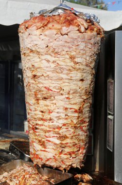 Adana, Türkiye 'de Adana Yemek Festivali' nde ızgarada pişen leziz Tavuk Doner Kebabı