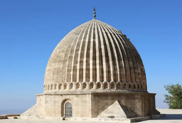 トルコのマルディンにある青い空の背景を持つモスクの歴史的な古いドーム — ストック写真