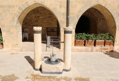 Türkiye 'nin Mardin kentindeki Eski Süryani Manastırının Avlusundaki Eski Su Kuyusu