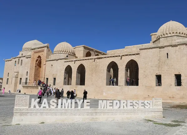Mardín Turquía Octubre Era Otomana Kasimiye Madrasah Con Signo Turistas —  Fotos de Stock
