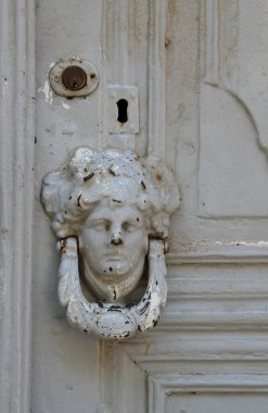 Yunanistan 'ın Samos kentinde Paslı Eski Kapı Çalan Terk Edilmiş Yunan Evi 