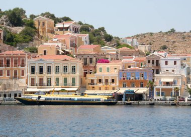 SYMI, GREECE-14 Temmuz: Limanda turistleri bekleyen Türk Sealines Feribotu. 14 Temmuz 2013, Suriye, Yunanistan 