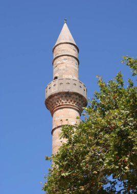 Yunanistan 'ın Kos kentinde Mavi Gökyüzü Geçmişli Osmanlı Dönemi Camii' nin Minaresi 
