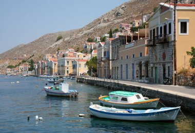 SyMI, GREECE-14 Temmuz: Balıkçı tekneleri ve Deniz kenarındaki renkli Yunan evleri. 14 Temmuz 2013, Suriye, Yunanistan 