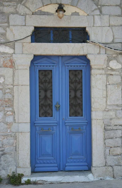 Stary Grecki Dom Niebieskimi Drzwiami Lampą Symi Grecja — Zdjęcie stockowe