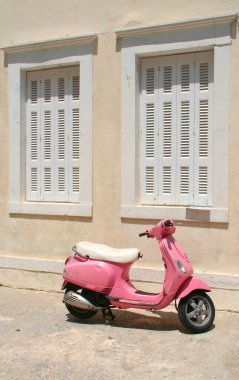 Kalymnos, Yunanistan 'da Pencere Panjurlu Pembe Scooter