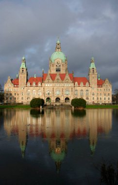 Hannover Yeni Belediye Binası, nam-ı diğer Yansımalar ve Fırtınalı Gökyüzü Rathaus. 29 Aralık 2013, Hanover, Almanya