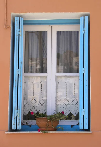 Yunanistan Symi Kentinde Mavi Pencere Panjurları Çiçek Saksısı Olan Evi — Stok fotoğraf