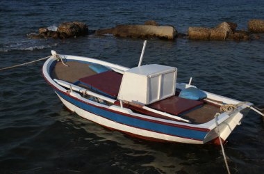 Yunanistan 'ın Chios kentindeki Dark' ta Yel Değirmenleri tarafından demirlenmiş küçük bir Yunan ahşap teknesi