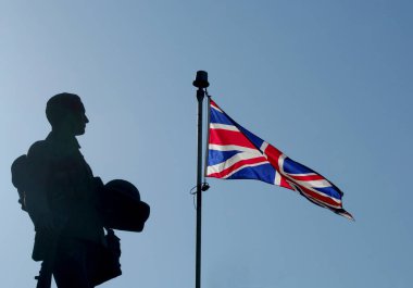 NIAGARA FALLS, on, CANADA-MAYIS 21: bir asker heykeli silueti ve Şelale tarafından havada dalgalanan İngiliz bayrağı. 21 Mayıs 2007 Niagara Şelalesi, ON, Kanada