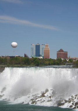 NIAGARA FALls, New York, ABD-Mayıs 21: White Air Balon ve Binaları ile Amerikan Şelaleleri. 21 Mayıs 2007 Niagara Şelalesi, New York, ABD