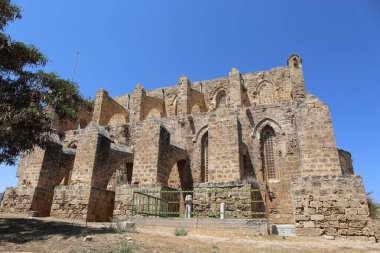 St. Peter ve Paul Kilisesi 'nin yan görüntüsü namı diğer Bugday Camii' nin Famagusta, Kuzey Kıbrıs 'taki Osmanlı Mezarı