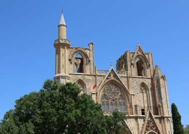 Lala Mustafa Paşa Camii, nam-ı diğer Aziz Nicholas Katedrali, Famagusta, Kıbrıs Rum Kesimi 'nde Minare ve Bayraklarla