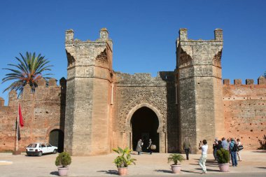 RABAT, MoroCCO-ARALIK 08: tanımlanamayan turistler Shera harabelerini ziyaret etmek için kapıda. Aralık 08.2014 Rabat, Fas