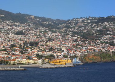 Tanımlanamayan insanlar Funchal Limanı ve Renkli Binalar 'da kano yapmaktan keyif alıyorlar. 11 Aralık 2014, Madeira, Portekiz.